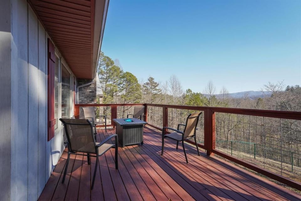 Hilltop Retreat · Large Home with Mountain Views, sleeps 10 House in Brevard