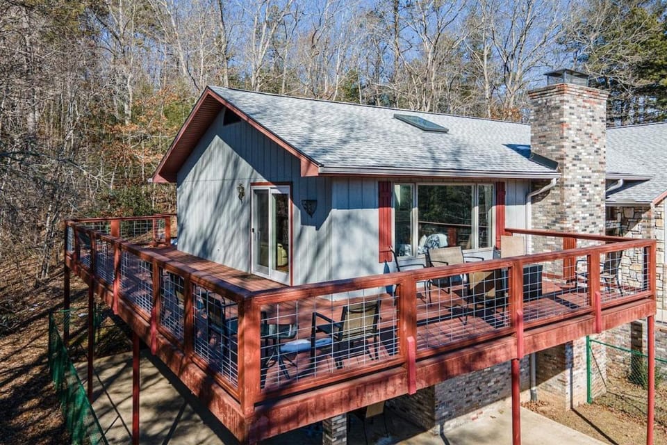 Hilltop Retreat · Large Home with Mountain Views, sleeps 10 House in Brevard