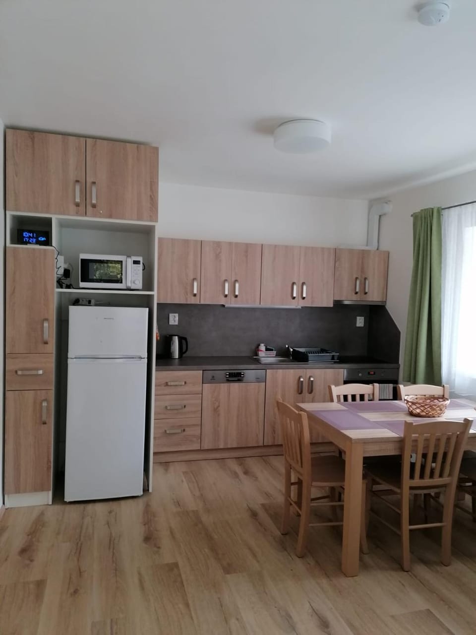 Kitchen or kitchenette, Dining area