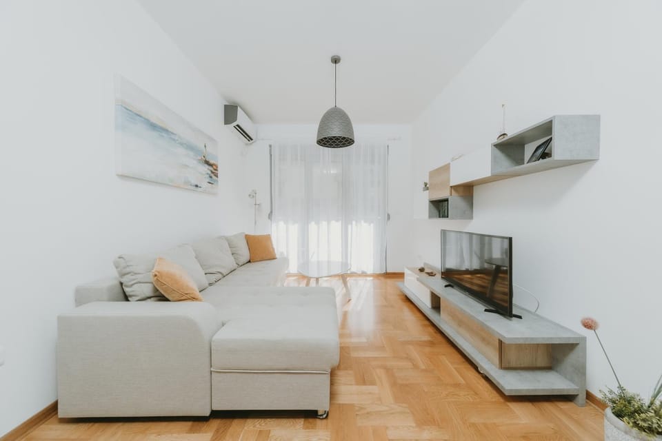 Modern Spacious Mediterranean Fully Equipped 1BR Apartment in Budva, Free Parking Apartment in Budva