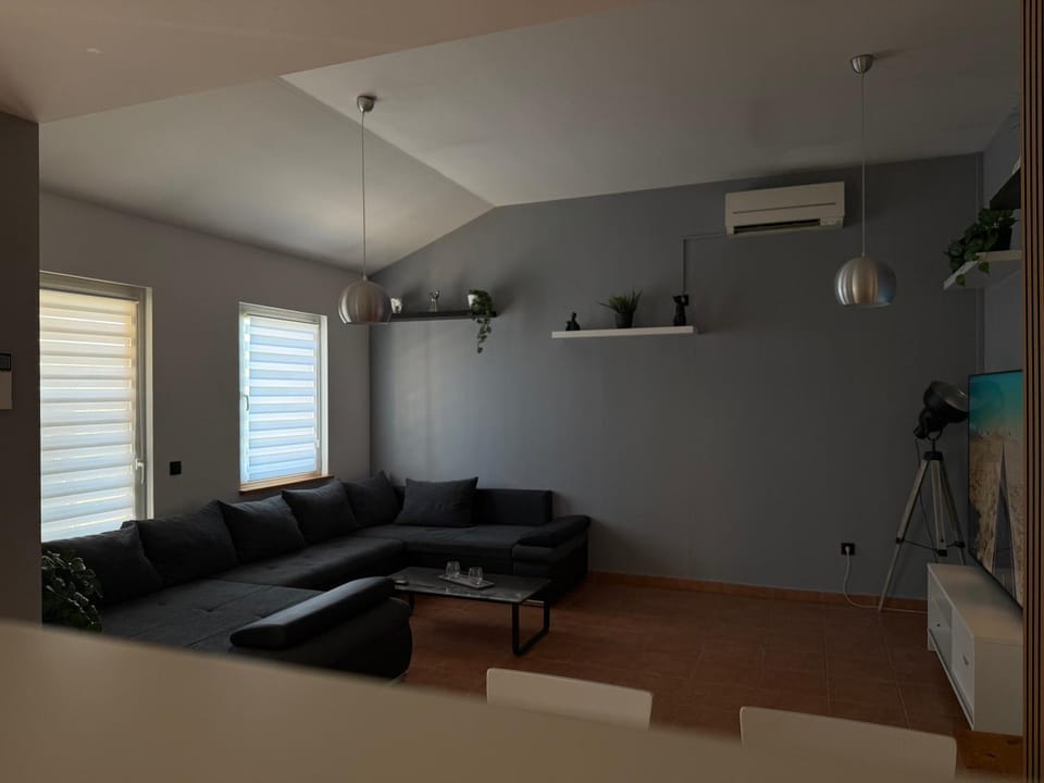 TV and multimedia, Living room, Seating area, air conditioner