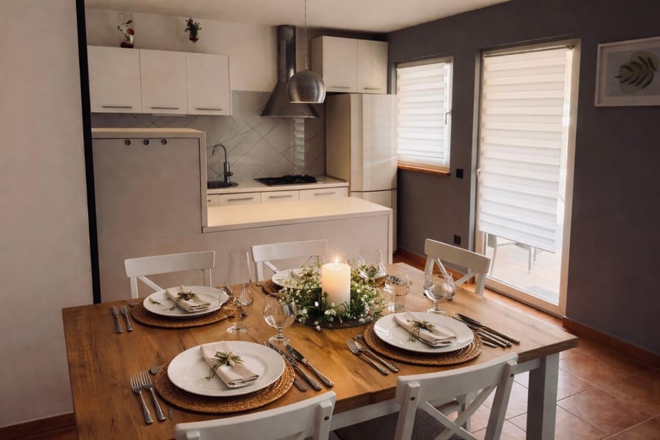 Kitchen or kitchenette, Food and drinks, Dining area