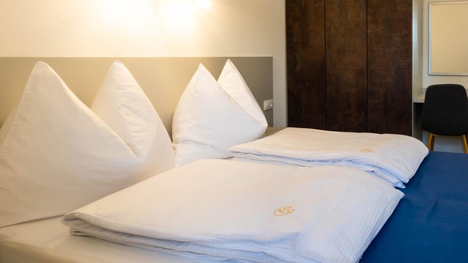 Bed, Bedroom, air conditioner