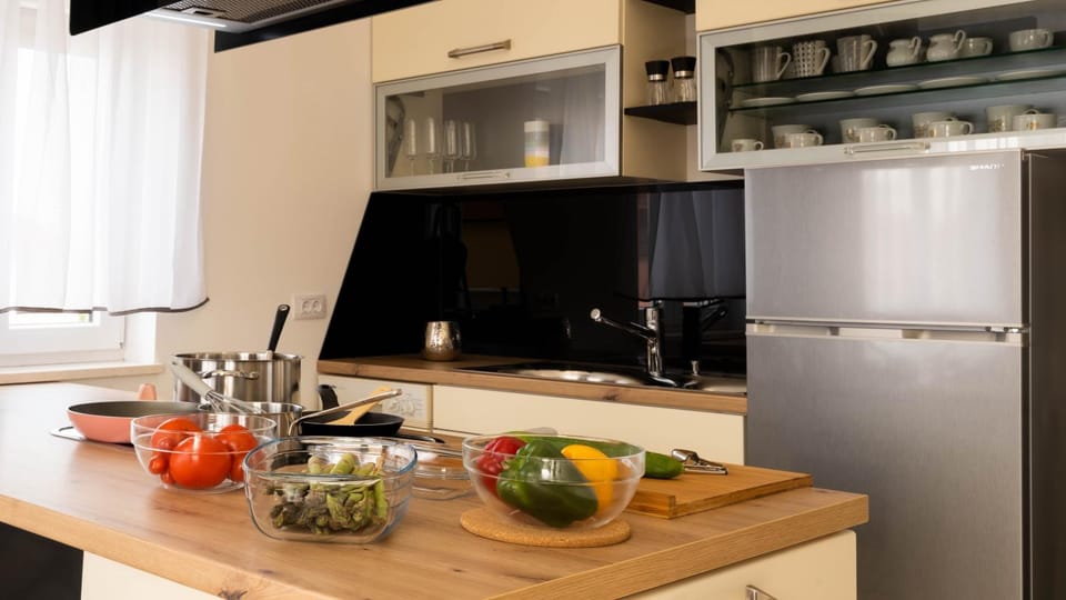 Kitchen or kitchenette, Food and drinks, Dining area, Food, Breakfast, dishwasher, kitchen