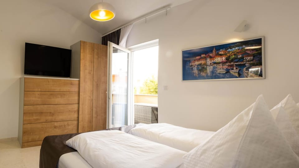 Bed, TV and multimedia, Bedroom, wardrobe
