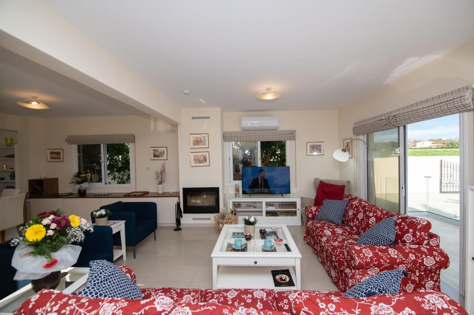 TV and multimedia, Living room, Seating area, flat iron