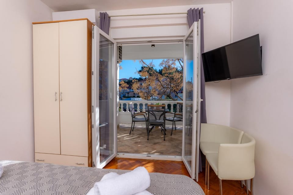 Patio, Bed, TV and multimedia, Balcony/Terrace, Photo of the whole room, Seating area, Bedroom, towels, wardrobe