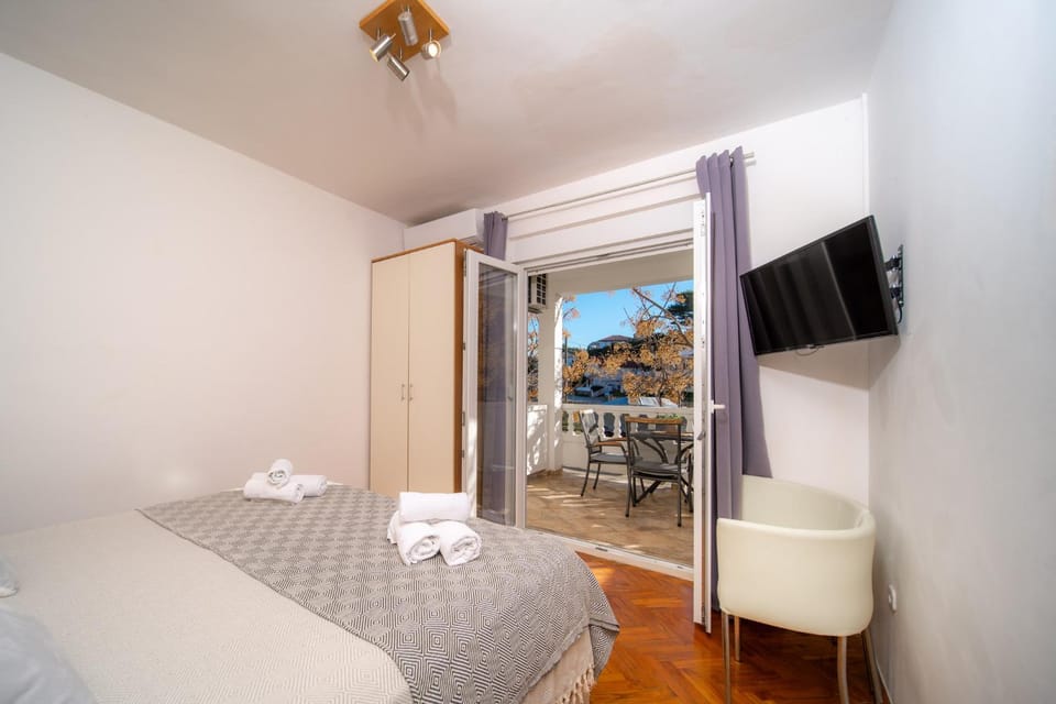 Bed, TV and multimedia, Photo of the whole room, Bedroom, towels