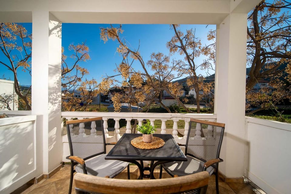Patio, Day, Garden, Balcony/Terrace, Garden view