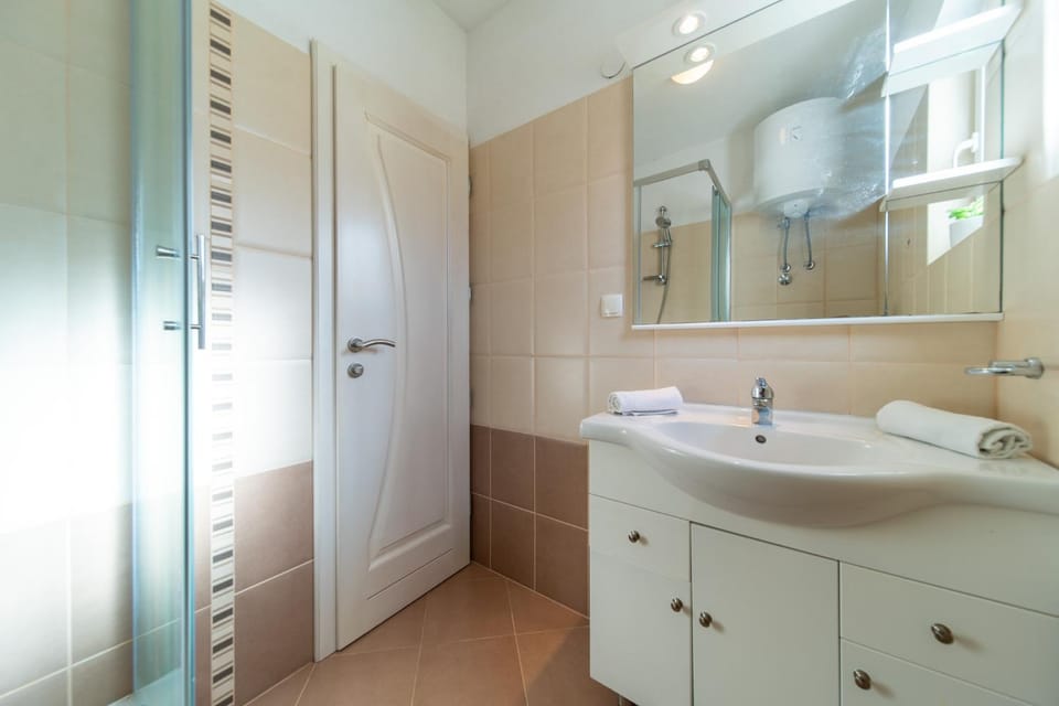 Shower, Bathroom, towels