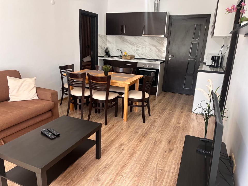 Kitchen or kitchenette, Living room, Seating area, Dining area, oven