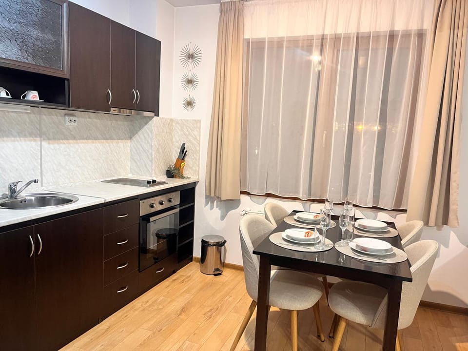 Kitchen or kitchenette, Dining area, stove