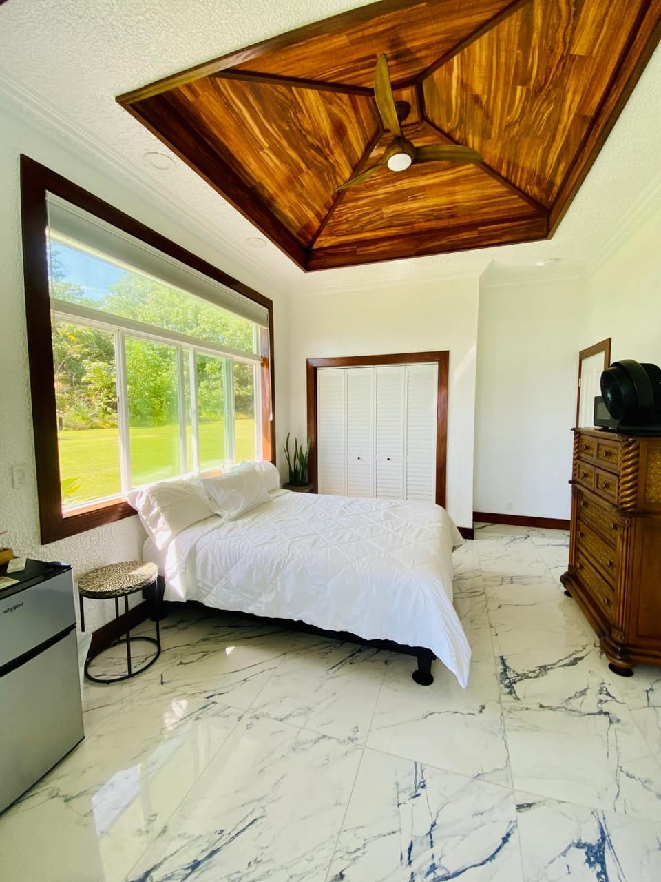Bed, Bedroom, Garden view