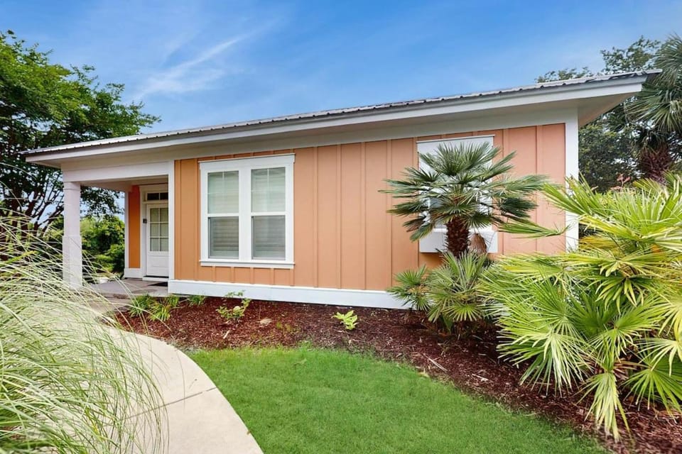 Cinzia Lane Bungalow House in Briarcliffe Acres