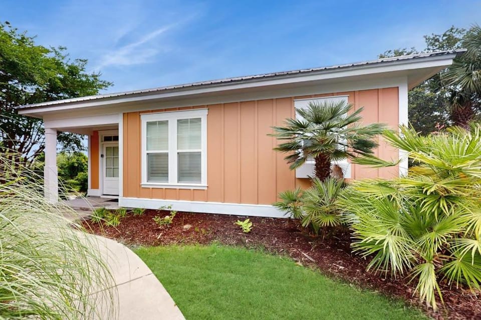 Cinzia Lane Bungalow House in Briarcliffe Acres