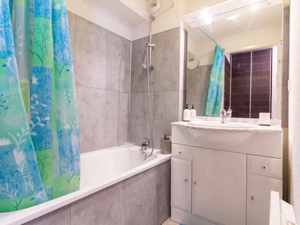 Agréable T2 Cabine avec Piscine, Balcon et WiFi à Luz-Saint-Sauveur - FR-1-402-116 Cabin in Luz-Saint-Sauveur