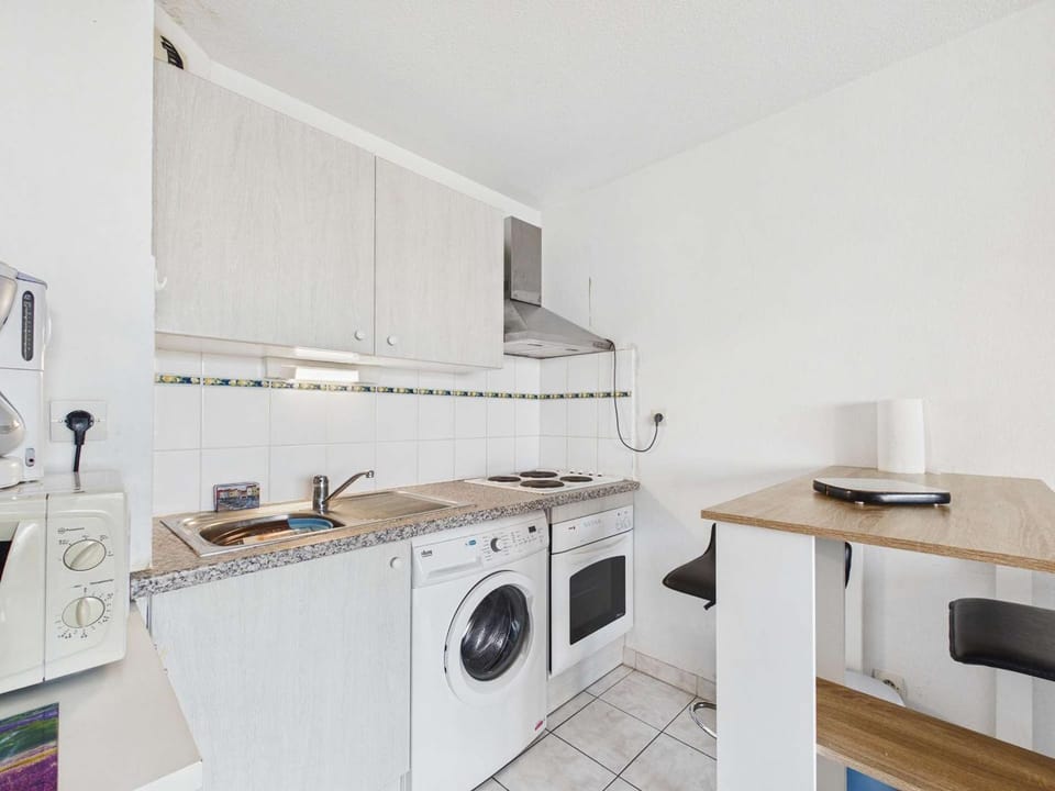 Lumineux 2 pièces à 50m de la plage avec ascenseur, loggia et équipements pour 4 personnes - FR-1-423-242 Apartment in Agde