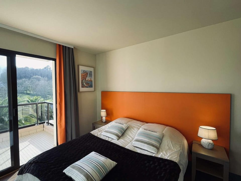 Appartement 3 étoiles avec piscine chauffée, à 50m de la plage de Trestraou, Perros-Guirec - FR-1-542-49 Apartment in Perros-Guirec