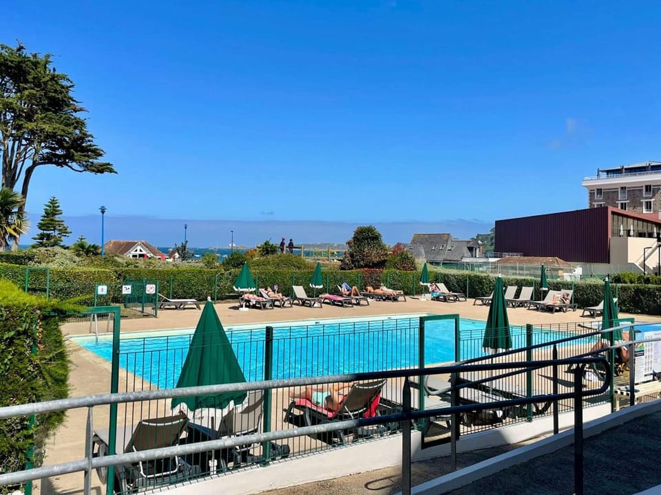 Appartement 3 étoiles avec piscine chauffée, à 50m de la plage de Trestraou, Perros-Guirec - FR-1-542-49 Apartment in Perros-Guirec