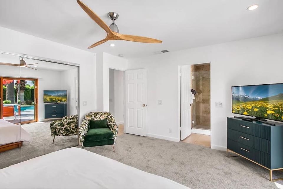 Bedroom, fireplace
