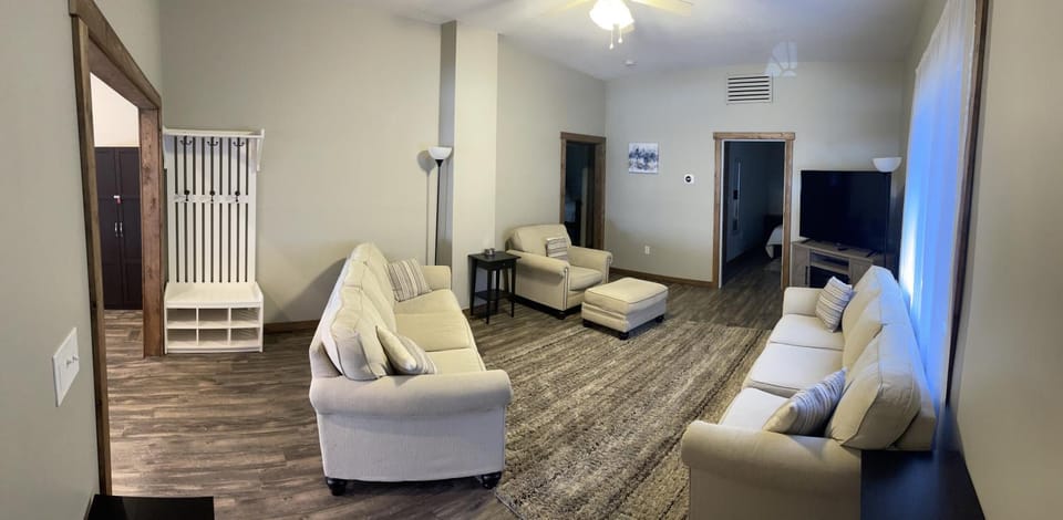 Communal lounge/ TV room, TV and multimedia, Living room, Seating area, Entertainment, flat iron