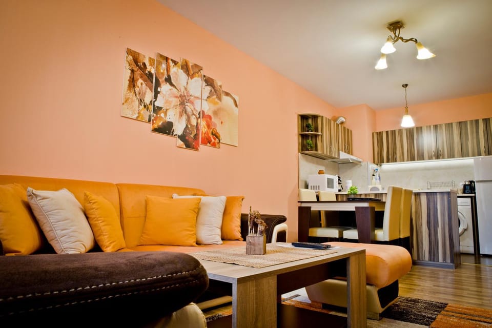 Coffee/tea facilities, Kitchen or kitchenette, Living room, Food and drinks, Seating area, Dining area, minibar, pet friendly, stove, toaster, washing machine