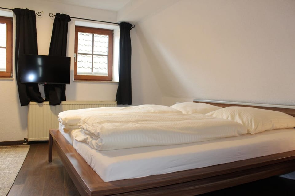 Bed, TV and multimedia, Photo of the whole room, Bedroom