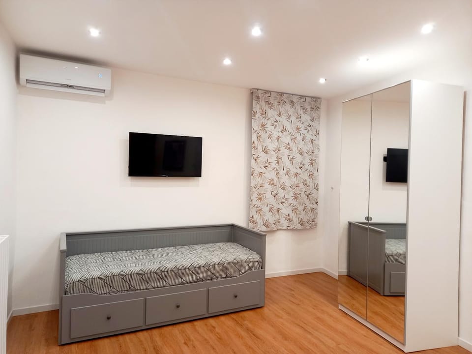 Bed, Photo of the whole room, Bedroom, air conditioner