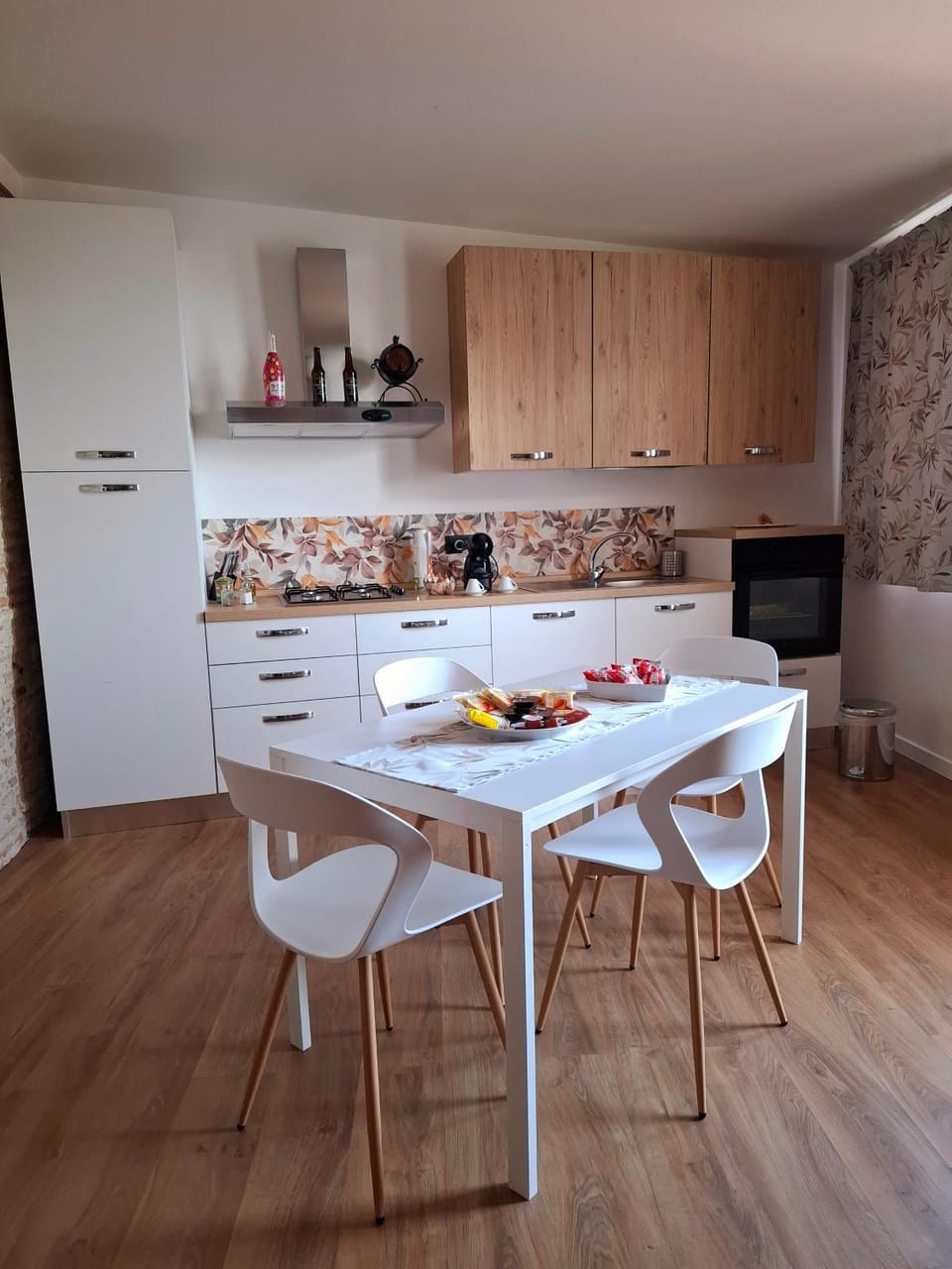 Kitchen or kitchenette, Dining area, oven, stove