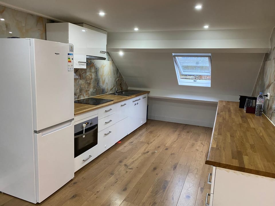 Coffee/tea facilities, Kitchen or kitchenette, dishwasher, oven, toaster