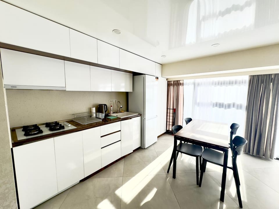 Kitchen or kitchenette, Dining area