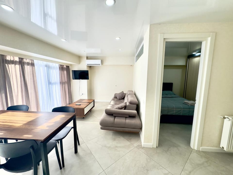 Bed, Living room, Photo of the whole room, Seating area, Dining area