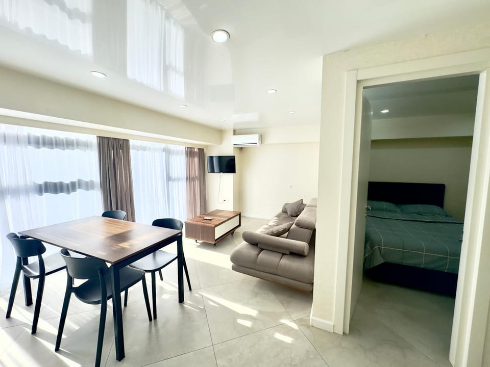 Communal lounge/ TV room, TV and multimedia, Living room, Seating area, Dining area, Evening entertainment, air conditioner