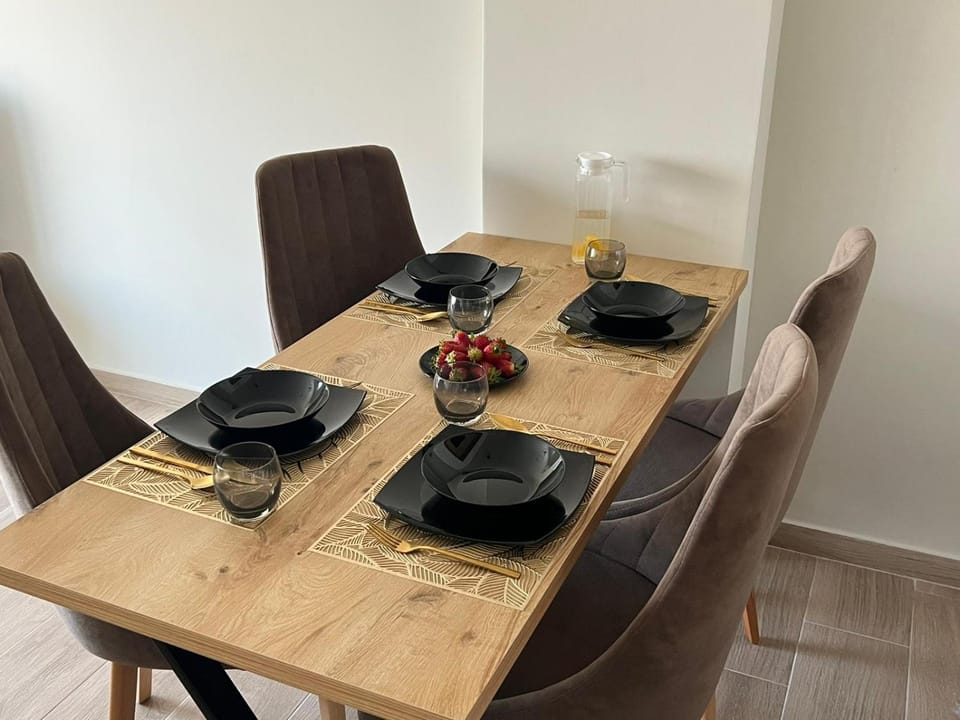 Living room, Food and drinks, Seating area, Dining area