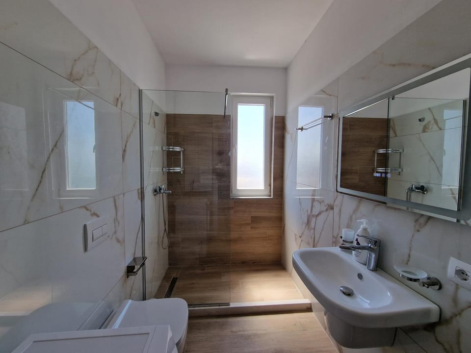 Shower, Toilet, Bathroom, Bath, towels