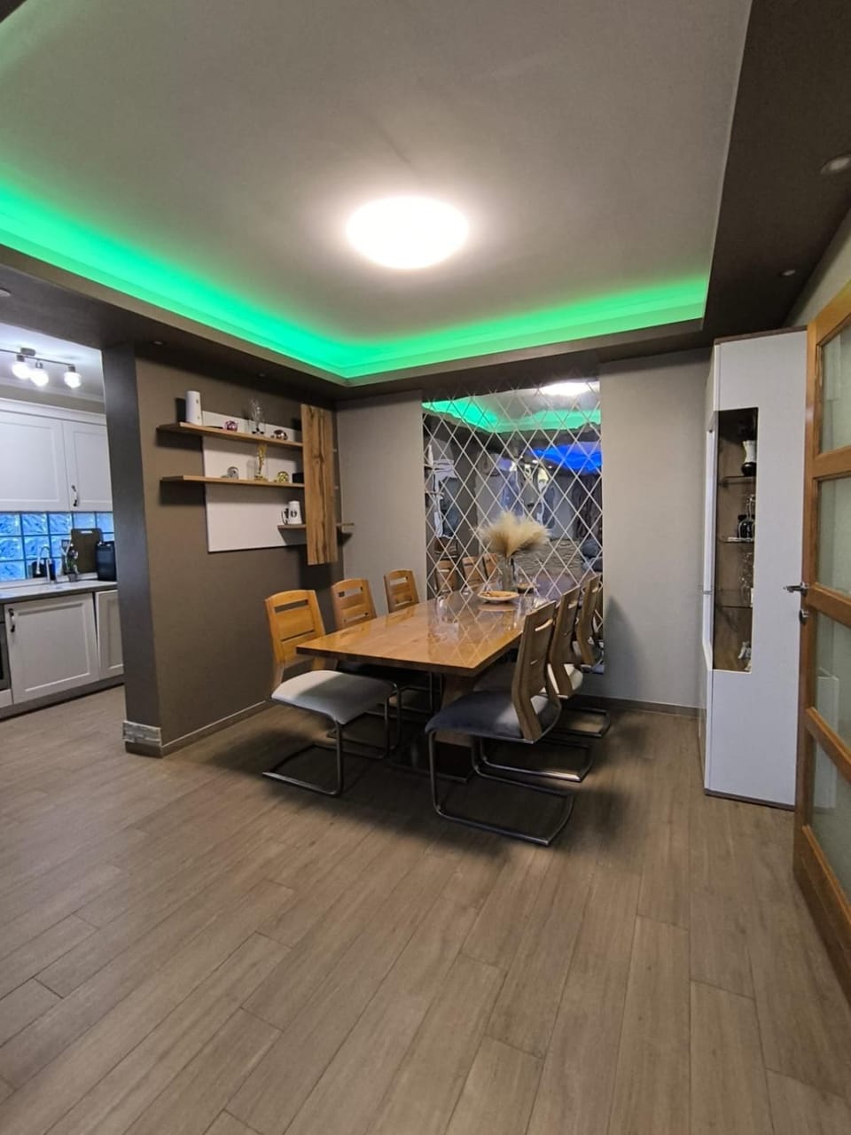 Seating area, Dining area