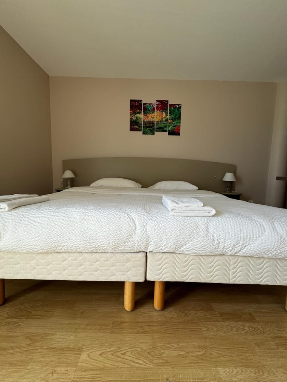 Bed, Bedroom, towels