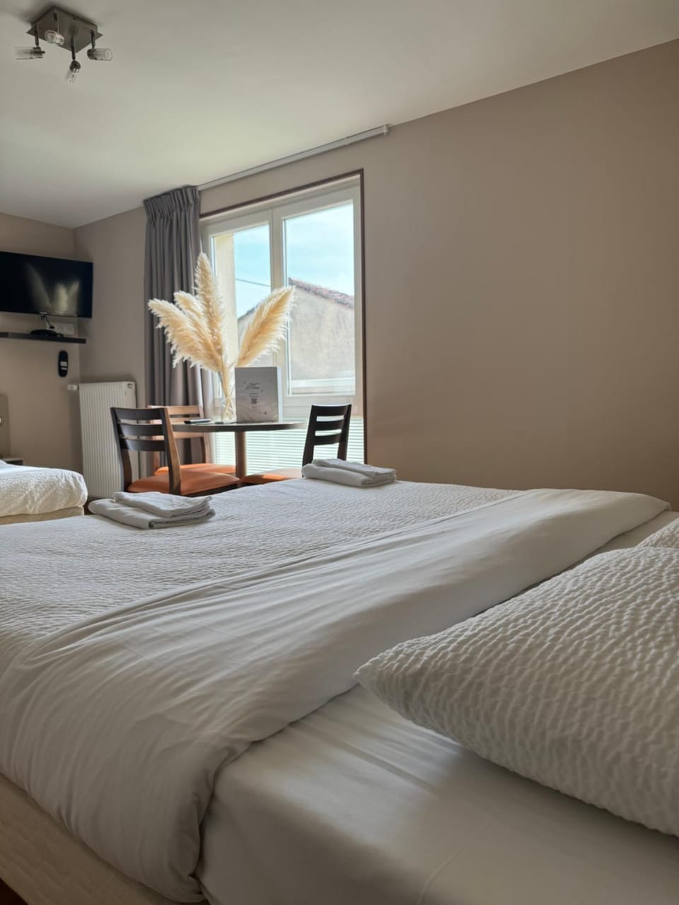 Bed, TV and multimedia, Dining area, Bedroom