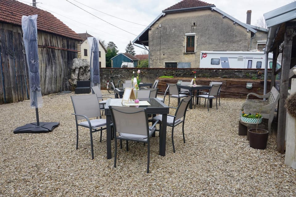 Restaurant/places to eat, Lounge or bar