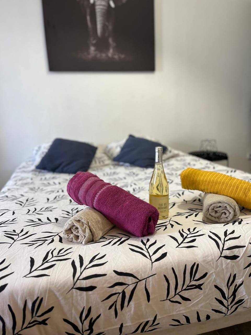 Bed, towels