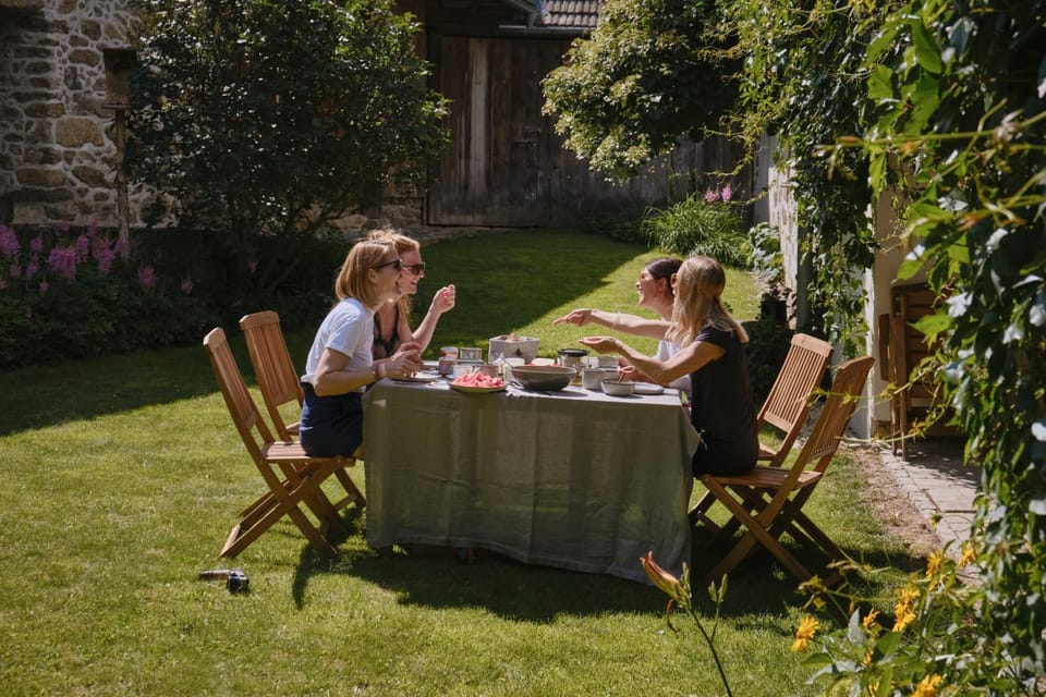 Patio, Spring, Day, People, Garden, Food and drinks, Dining area, Food, Guests, Garden view, Drinks, group of guests