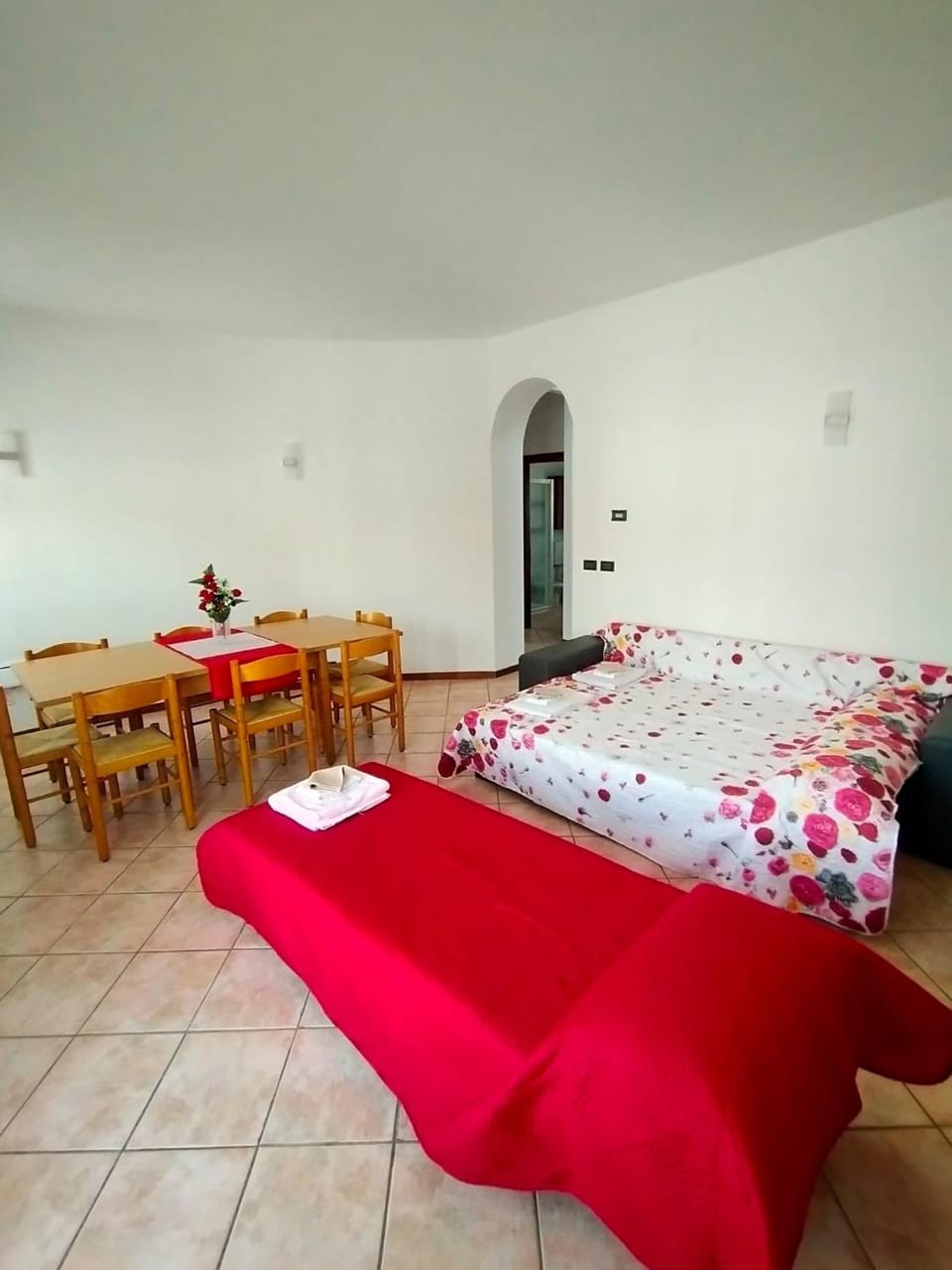 Photo of the whole room, Dining area