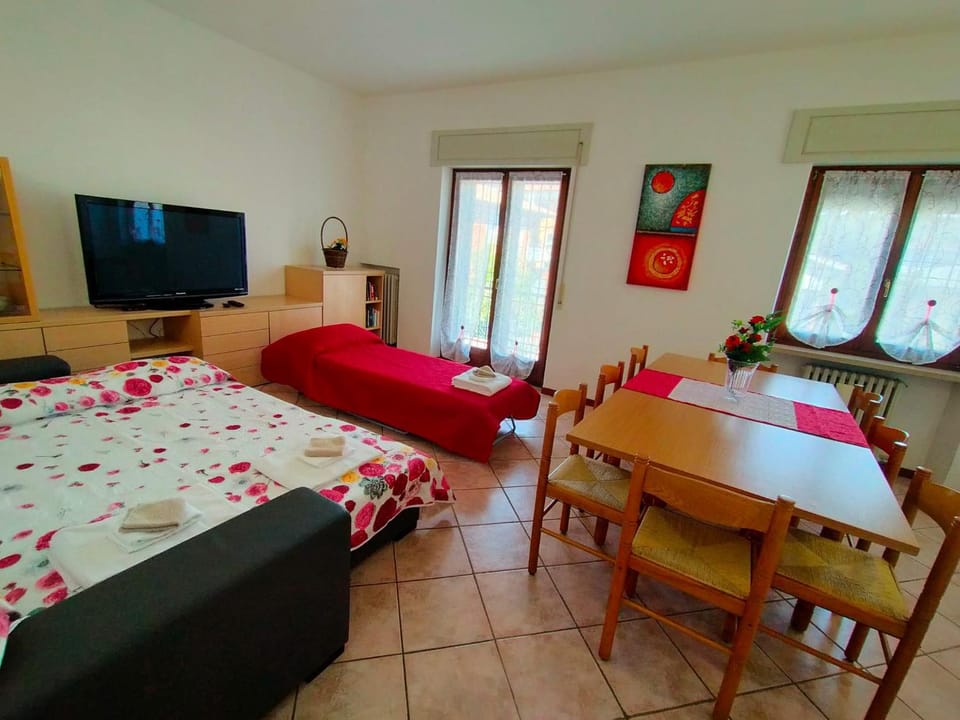Photo of the whole room, Dining area