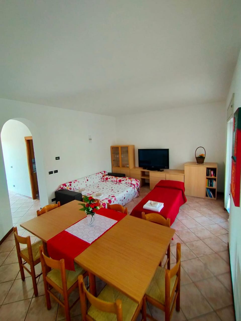 Photo of the whole room, Dining area