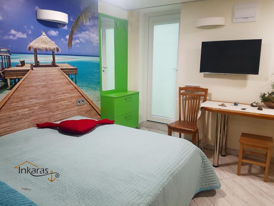 Bed, TV and multimedia, Photo of the whole room, Bedroom, Sea view