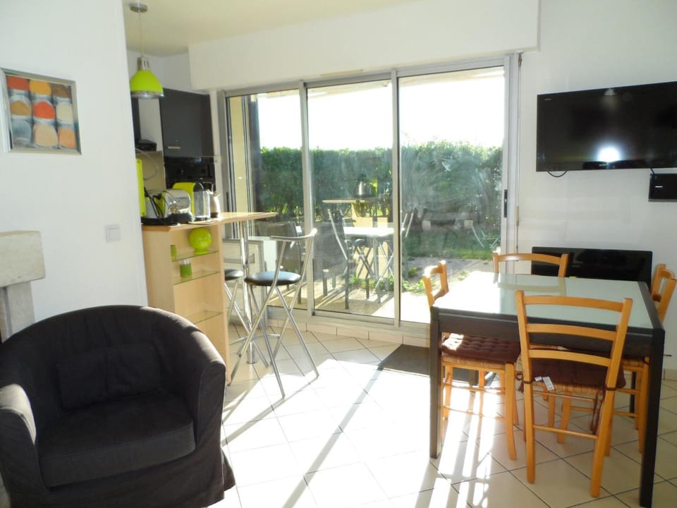 Appartement T2 avec Jardin, Proche Centre et Plage de Cabourg, Parking Inclus - FR-1-487-295 Apartment in Cabourg