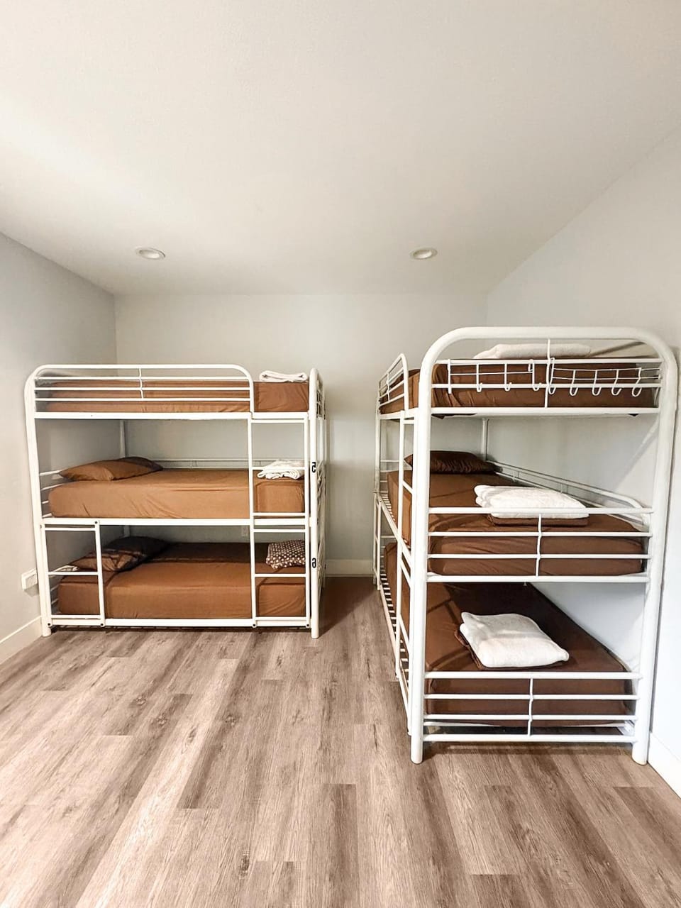 Photo of the whole room, Bedroom, bunk bed, wardrobe