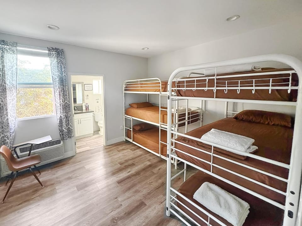 Bed, Photo of the whole room, Bedroom, bunk bed, towels