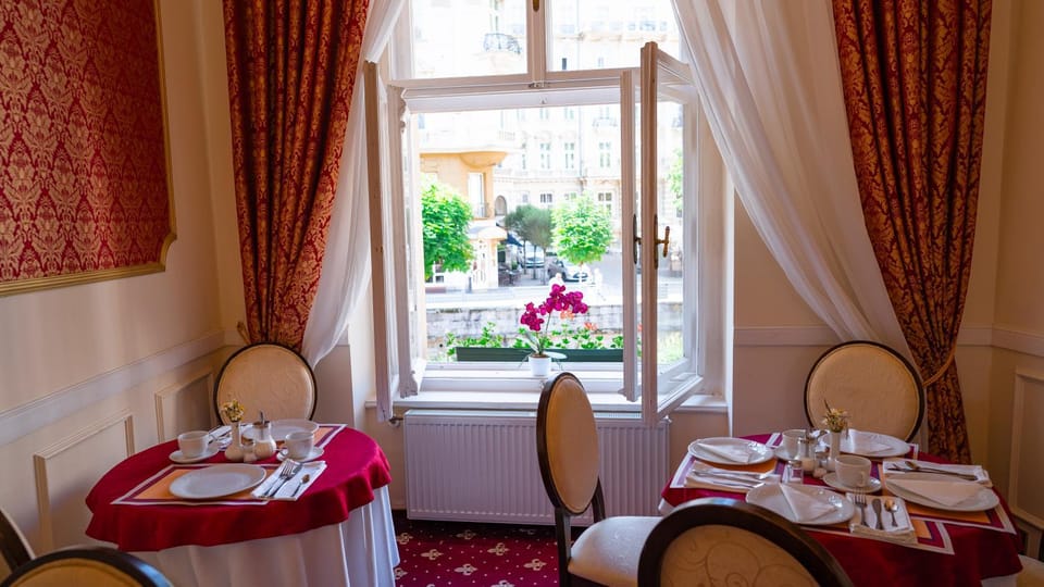 Restaurant/places to eat, View (from property/room), Banquet/Function facilities, Seating area, Landmark view, Landmark view, River view, Breakfast