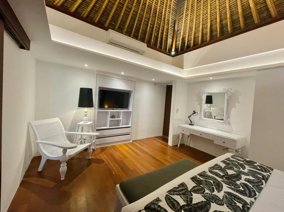TV and multimedia, Photo of the whole room, Bedroom